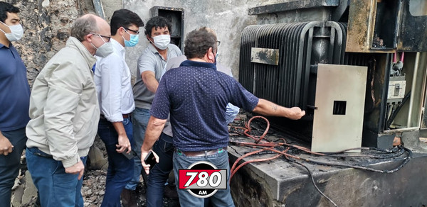 Controlan incendio tras explosión de un transformador en estación de servicio - Megacadena — Últimas Noticias de Paraguay