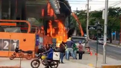 Bomberos controlan incendio en una estación de servicios en Asunción