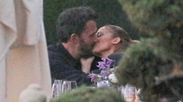 Diario HOY | Jennifer López y Ben Affleck se besan en una cena en familia en Los Ángeles