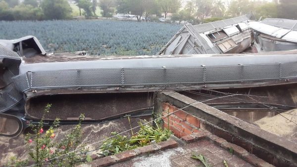 México:Un muerto y tres heridos tras el descarrilamiento de un tren que impactó contra varias casas | Ñanduti