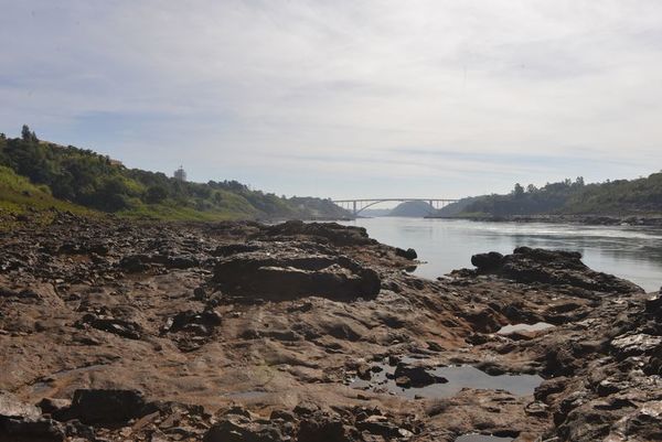 El río Paraná, aguas abajo de Itaipú, descendió ayer a su nivel más bajo en las dos últimas décadas - ABC en el Este - ABC Color