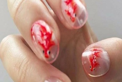 ¡Se pasó! Diseñador de uñas usa peces reales en sus acabados y estallan las críticas