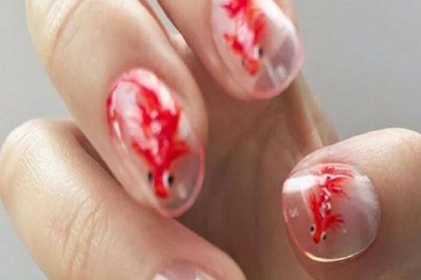¡Se pasó! Diseñador de uñas usa peces reales en sus acabados y estallan las críticas