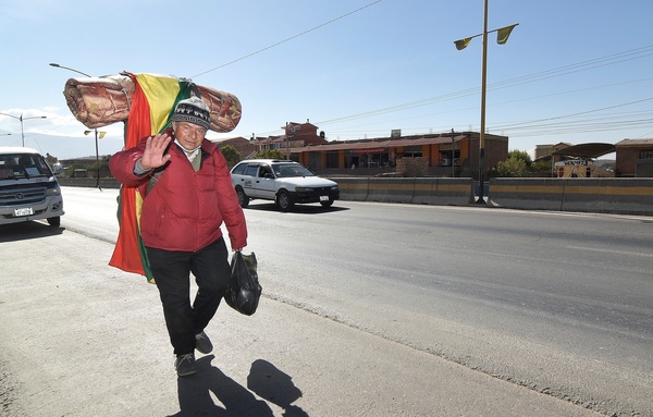 Un boliviano atraviesa el país a pie para pedir la devolución de sus aportes - MarketData
