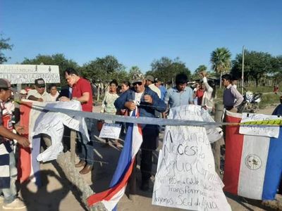 Tras dos días de protesta, pobladores Yshir despejan cierre de camino en Fuerte Olimpo - Nacionales - ABC Color