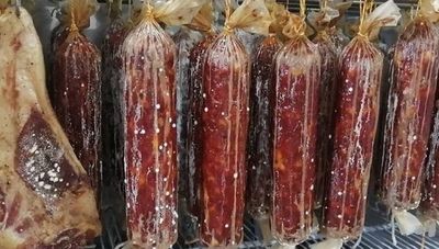 Charcutería del Ko'ẽmbota ofrece productos artesanales (frescos, secos, ahumados y madurados solo con sal)