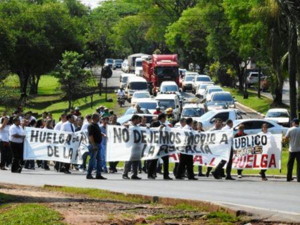 Funcionarios de la fiscalía realizan marcha CDE