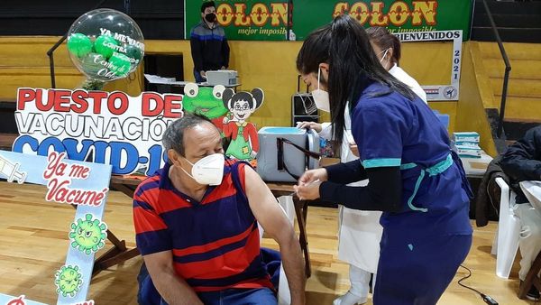 Obligado espera más vacunas tras inocular a 1.700 personas