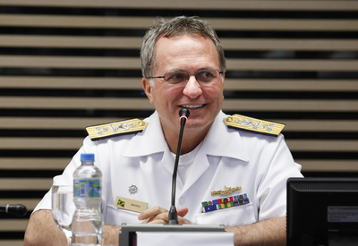 MILITARES al frente de la dirección brasileña de Itaipú y con la misión de NEGOCIAR el ANEXO C