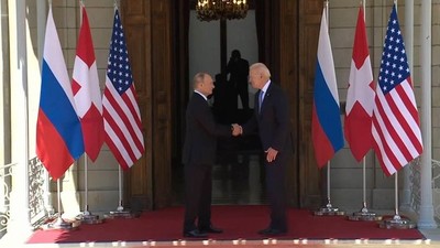 Vladímir Putin y Joe Biden se estrechan las manos al llegar a la Villa La Grange en Ginebra