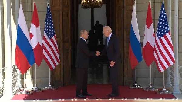 Vladímir Putin y Joe Biden se estrechan las manos al llegar a la Villa La Grange en Ginebra