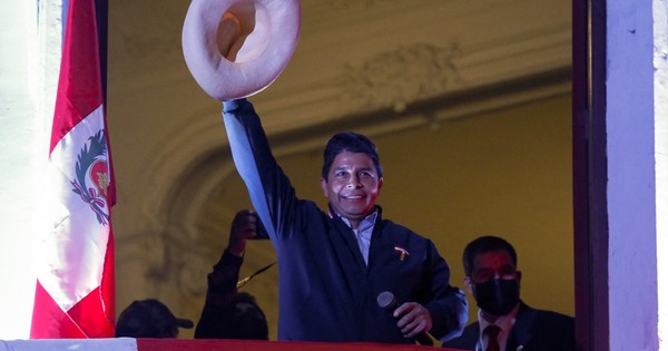 La Nación / Balotaje en Perú: con el conteo de votos al 100% Castillo supera a Fujimori