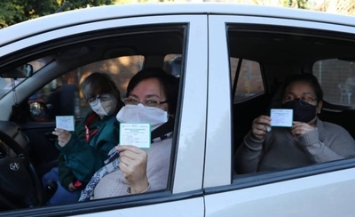 Diario HOY | Vacunan a mayores de 55 años, con terminaciones de cédula 4 y 5