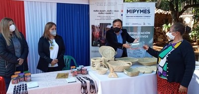Artesanas de la etnia Chamacoco fueron beneficiadas con créditos del BNF | .::Agencia IP::.