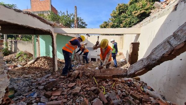 Iniciaron demoliciones en la zona de obras del futuro túnel de Tres Bocas - El Trueno