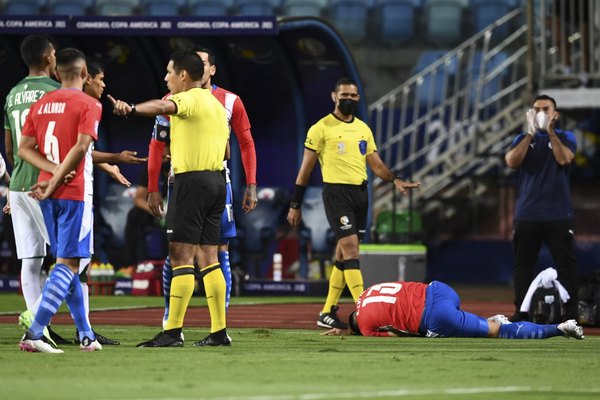 'El jugador bloquea la pelota con la mano'; el veredicto contra Arzamendia
