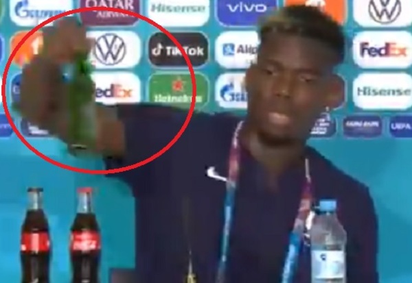 Pogba emula a Cristiano y retira una botella de cerveza