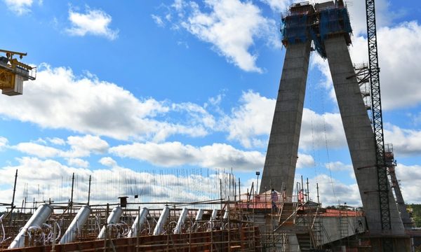 Instalan tubos de montaje para cabos de atirantamiento del Puente de la Integración