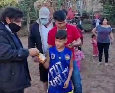 Denuncian a Kelembu por distribuir caña a niños y adolescentes