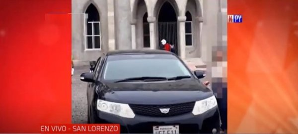 Así le roban el auto a una mujer que llegaba a su casa | Noticias Paraguay