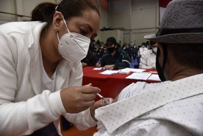 Personas de 18 a 49 años y con enfermedades de base se vacunarían recién desde julio