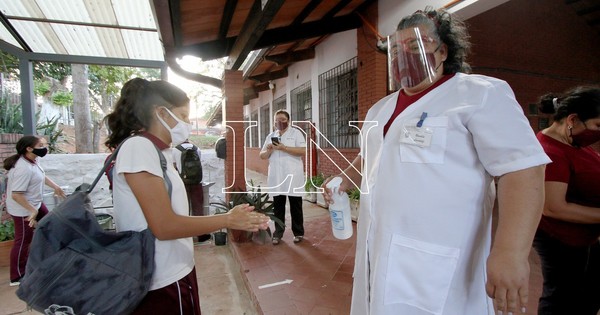 La Nación / Unos 15 mil docentes ya se vacunaron y el MEC espera volver a las aulas