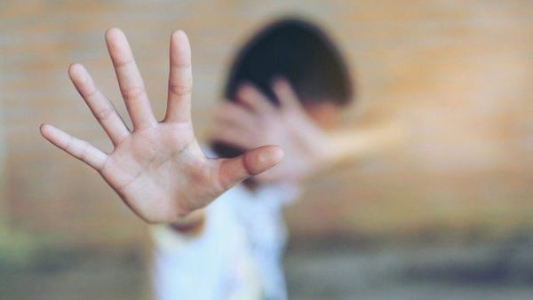 Detienen a papá y madrastra por abusar de su hijo desde los 8 años