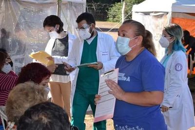 Trabajadores pueden pedir permiso para acompañar a ancianos bajo su cuidado a vacunarse - Nacionales - ABC Color