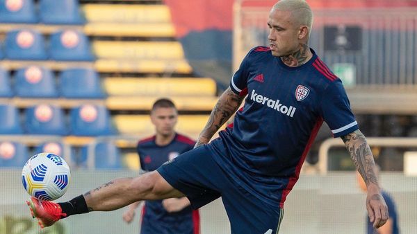 Nainggolan parodia con botellas a Cristiano Ronaldo y Pogba