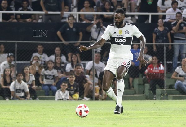 Adebayor reacciona al despido de Rodrigo Rojas y deja un mensaje