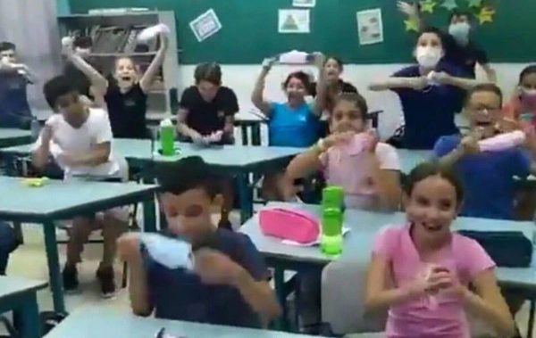 Niños reaccionan emocionados al enterarse que ya no usarán tapabocas en Israel