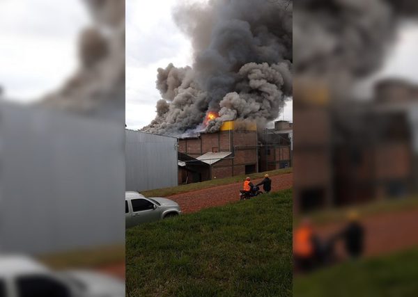 Bomberos controlan incendio en secadero de yerba en Hohenau | Ñanduti