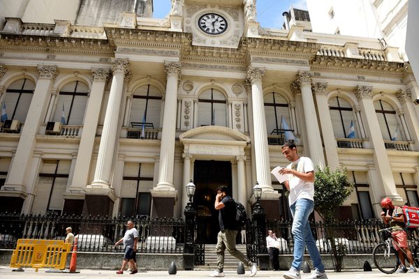 Argentina coloca su deuda en el mercado local por 654,3 millones de dólares - MarketData
