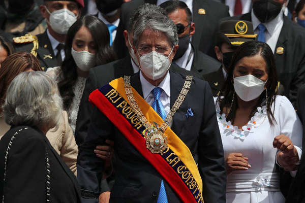 Presidente de Ecuador notifica viaje a EE.UU para cirugía