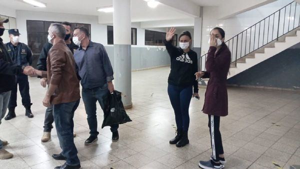 Autoridades llevan a brasileña raptada en Puentesiño junto a su familia