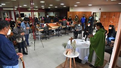 Emotiva misa en Redacción de ÚH en memoria de las víctimas de la pandemia