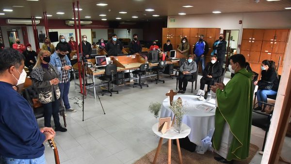 Emotiva misa en Redacción de ÚH en memoria de las víctimas de la pandemia