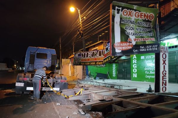 Accidente “con suerte” destruye parte de cartelería de comercio en Fernando de la Mora - Nacionales - ABC Color