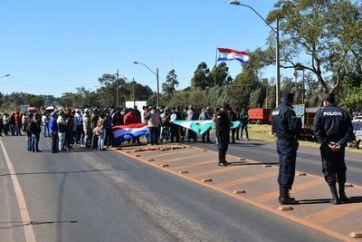 Productores advierten con cierres de rutas si Gobierno no controla el contrabando - Nacionales - ABC Color