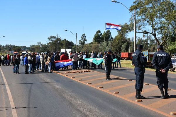 Productores advierten con cierres de rutas si Gobierno no controla el contrabando - Nacionales - ABC Color
