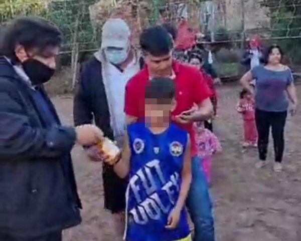 Denuncian a “Kelembu” por entregar caña a un niño durante su campaña proselitista – Diario TNPRESS