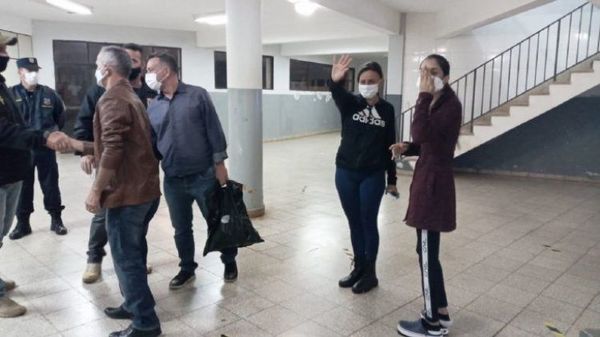 Autoridades llevan a brasileña raptada en Puentesiño junto a su familia