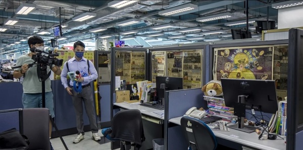 La policía de Hong Kong allanó un diario crítico de China y detuvo a cinco directivos - ADN Digital