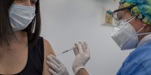 Paraguay adquiere un millón de vacunas estadounidenses todavía sin aprobar | El Independiente