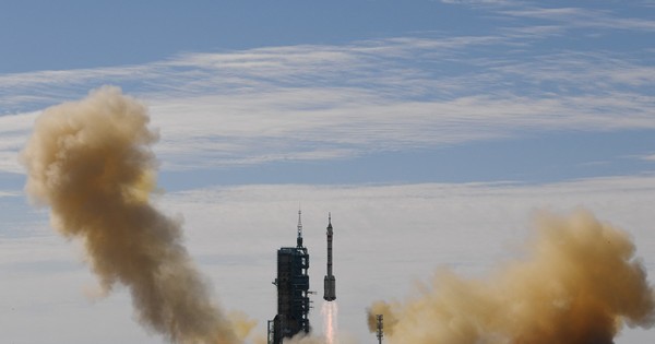 La Nación / China lanzó con éxito una misión tripulada a su estación espacial