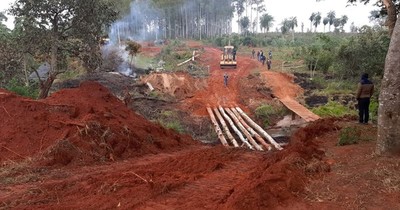 La Nación / Pobladores construyen precario puente en Tacuatí ante ausencia del MOPC