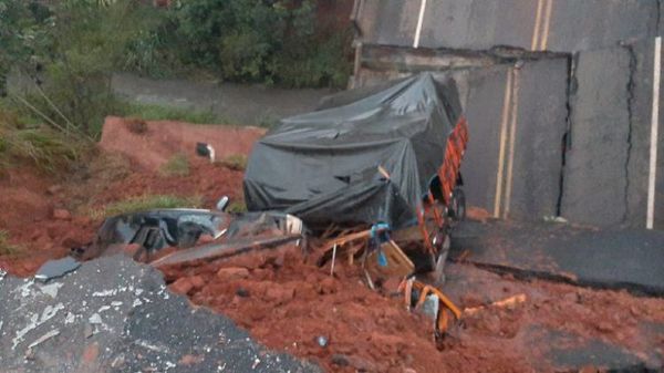 Dos fallecidos y una desaparecida tras derrumbe de puente en TacuatÃ­