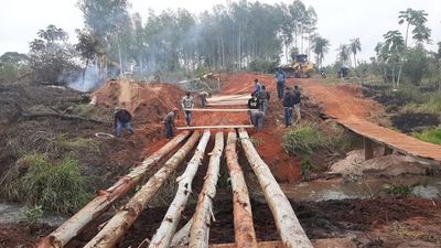 Pobladores de Tacuatí construyen puente provisorio ante desidia del MOPC - Nacionales - ABC Color