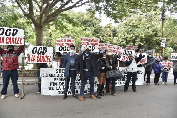 Luqueños se manifiestan y piden que OGD y su hijo sean condenados - Nacionales - ABC Color