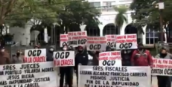 Protestan contra González Daher frente al Palacio de Justicia